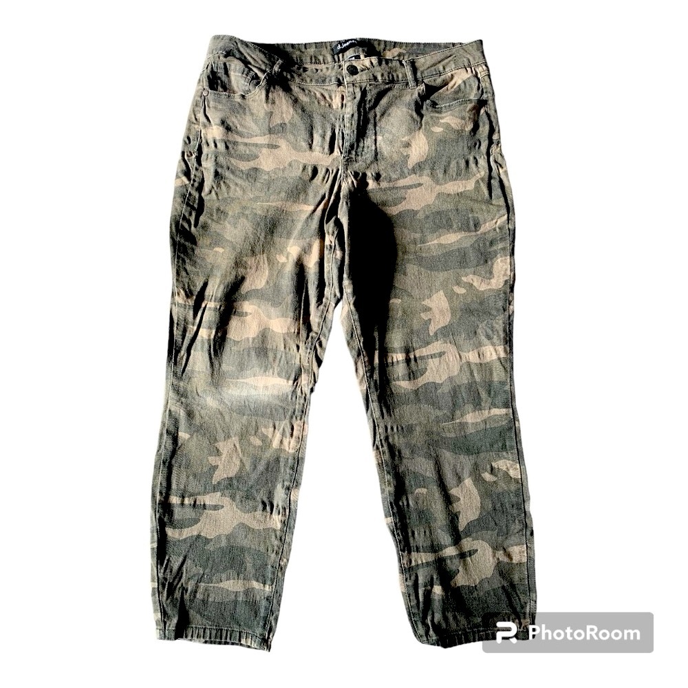 D. Jeans Camo Pants 18W Short!!!!!